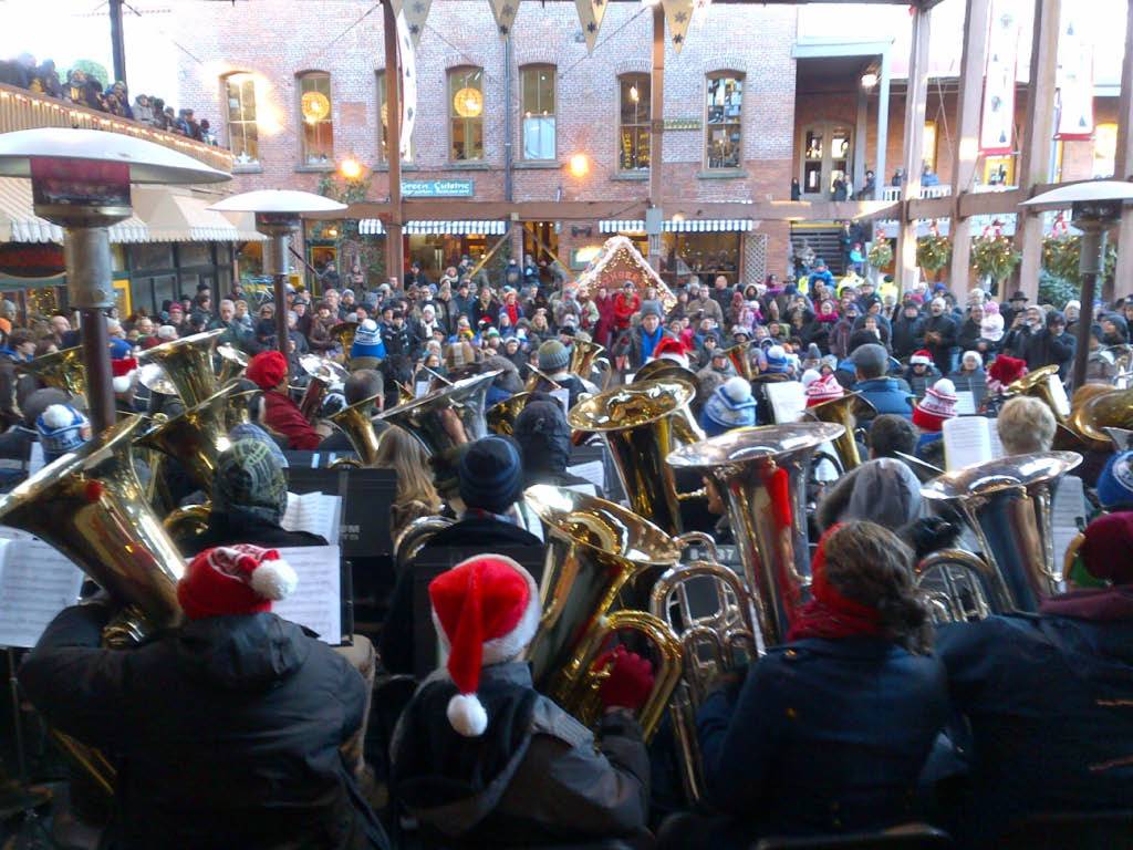 Holiday Tubas at Market Square